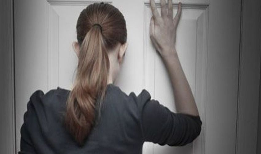 Tochtportaal met tussendeur in een woning in Echt